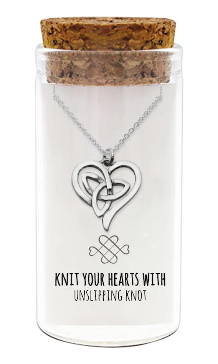 zilveren kado: ketting met hartje en oneindige knoop