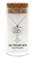 zilveren kado: ketting met hartje en oneindige knoop