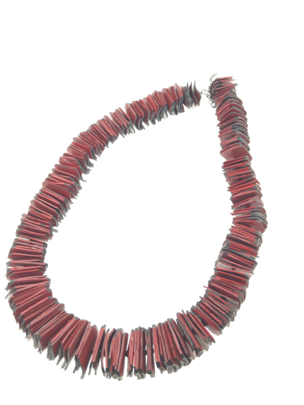 Handgemaakte collier rubber vierkantjes