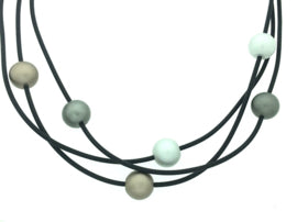 Handgemaakt collier rondjes op rubber