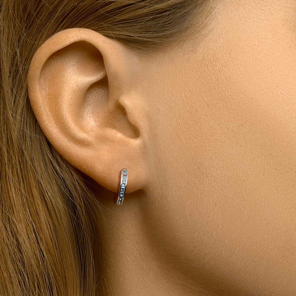 Klapoorringen blauw zirkonia zilver gerhodineerd