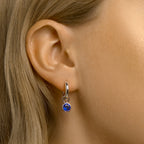 Klapoorringen synth. saffier zilver gerhodineerd