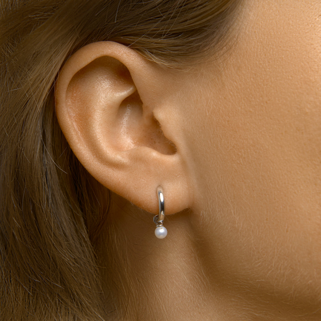 Klapoorringen parel zilver gerhodineerd