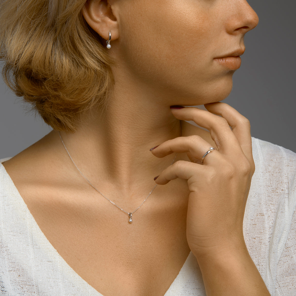 Klapoorringen parel zilver gerhodineerd