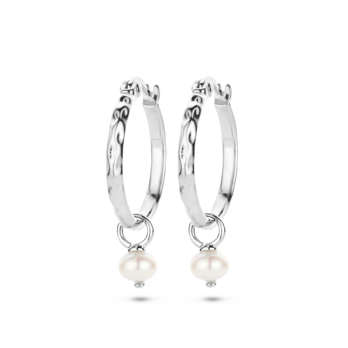 Oorringen gehamerd parel zilver gerhodineerd
