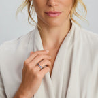 Ring saffierkleurig en wit zirkonia halo zilver gerhodineerd