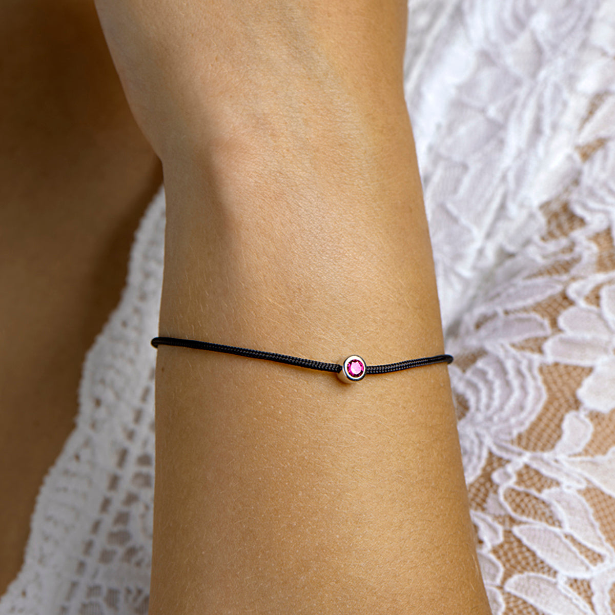 Armband katoen synth. robijn 15,5 + 2,5 cm zilver gerhodineerd met rubber/nylon/leer