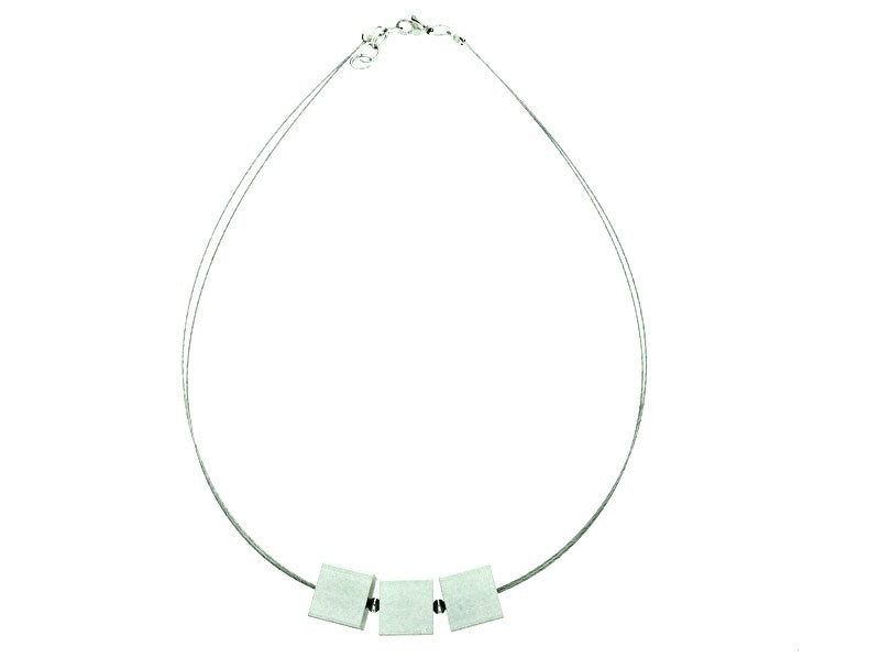 Handgemaakt collier drie vierkanten