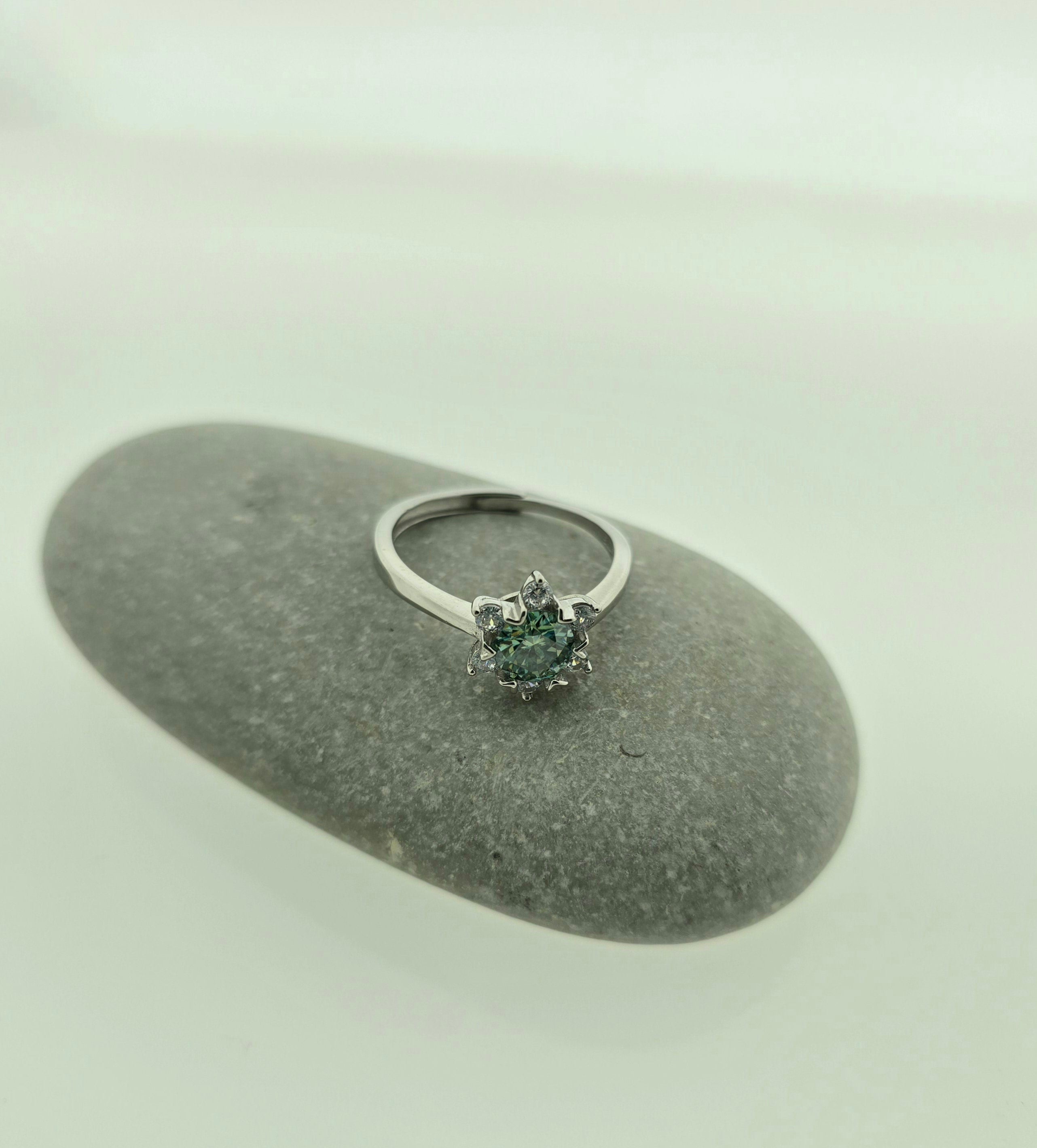 Handgemaakte zilveren moissanite ring