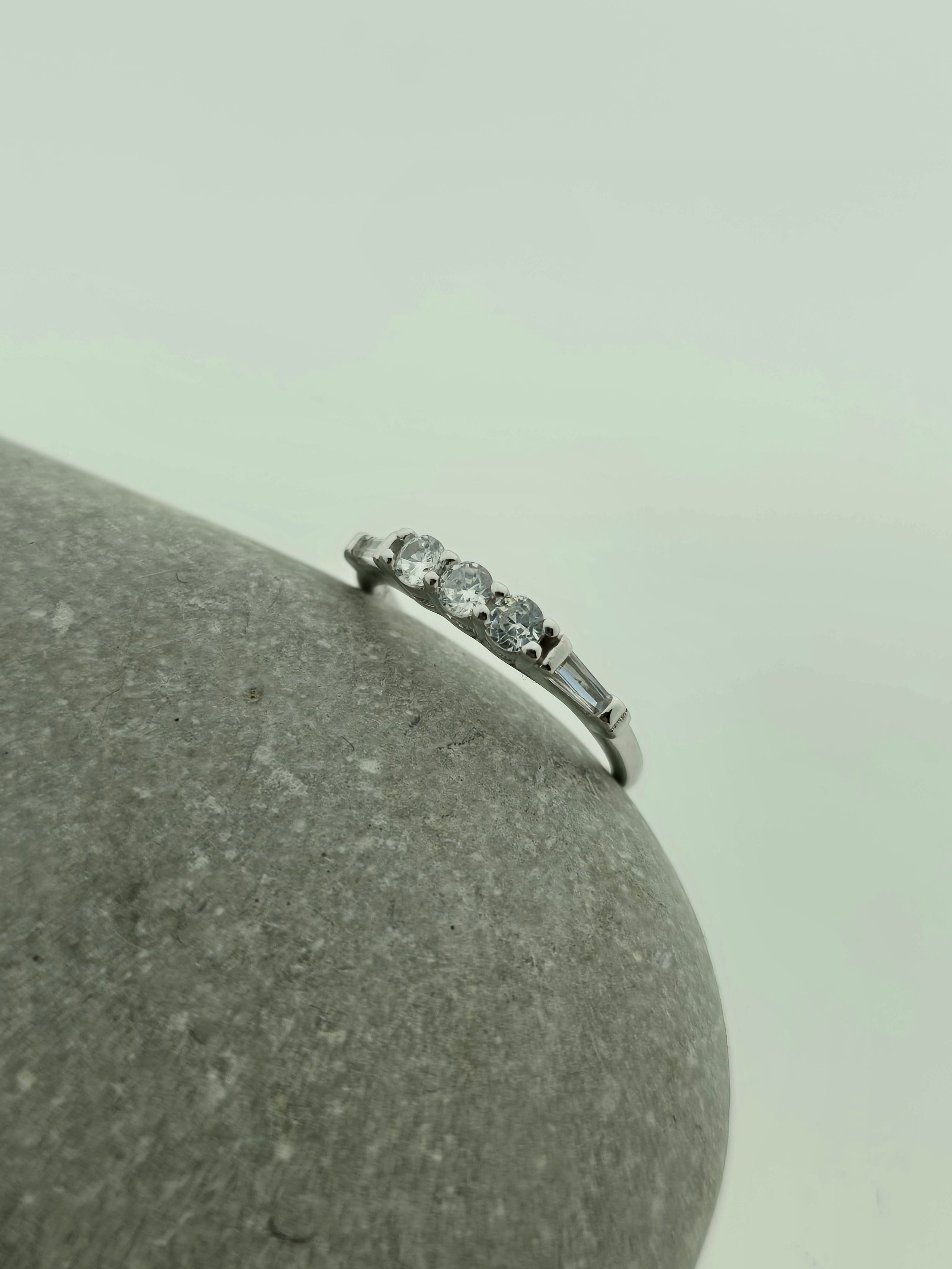 Handgemaakte zilveren moissanite ring