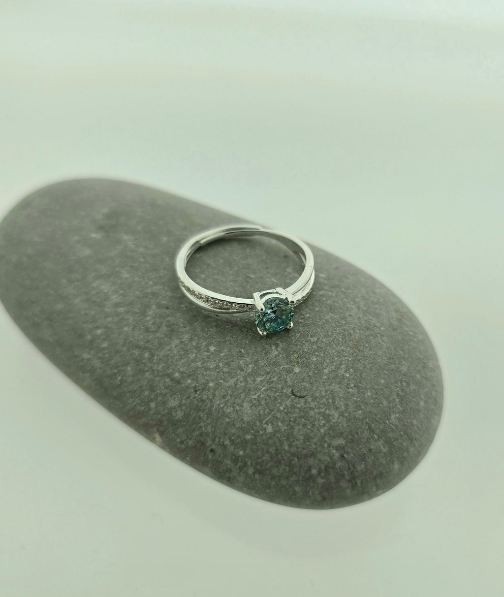 Handgemaakte zilveren moissanite ring