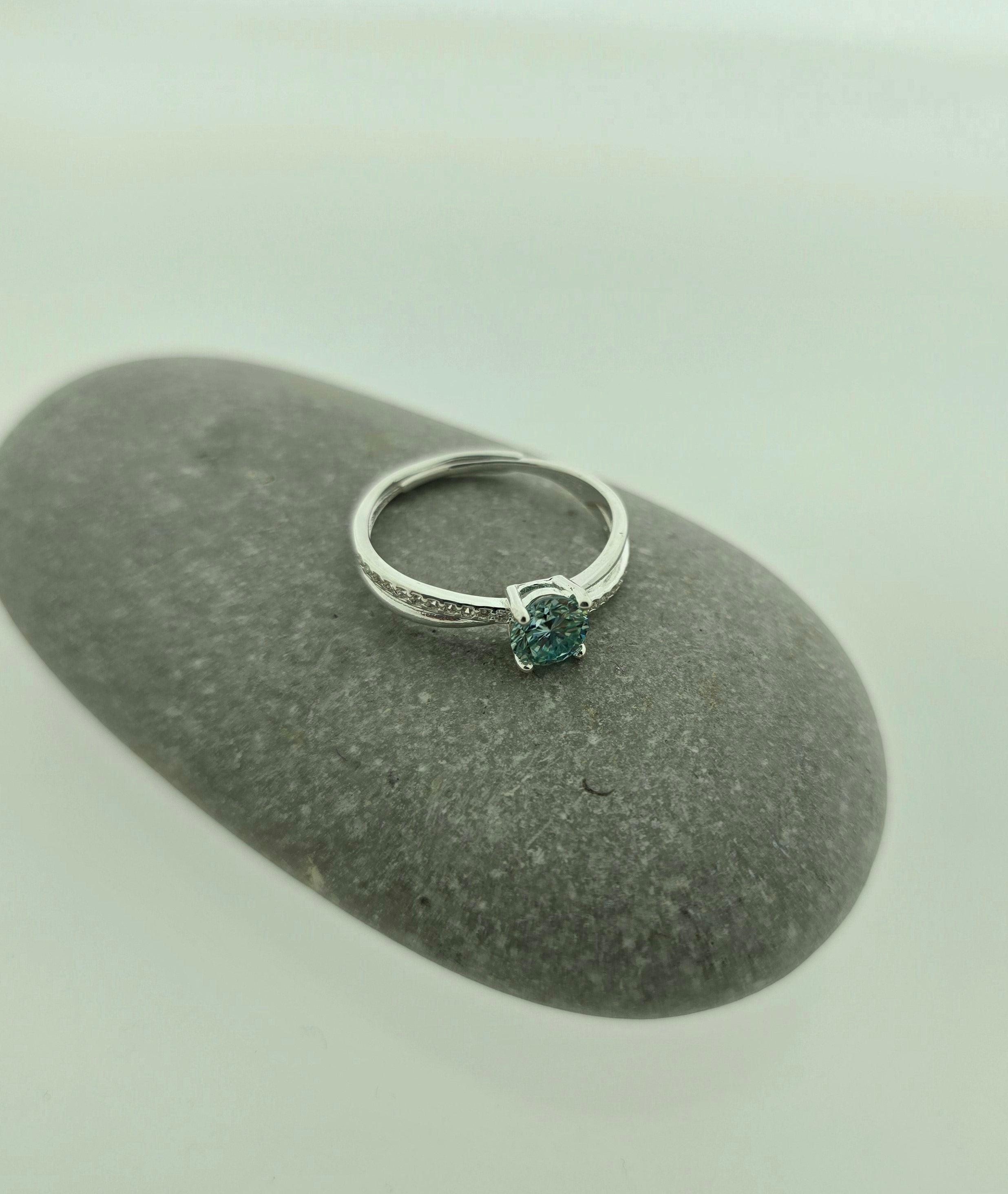 Handgemaakte zilveren moissanite ring