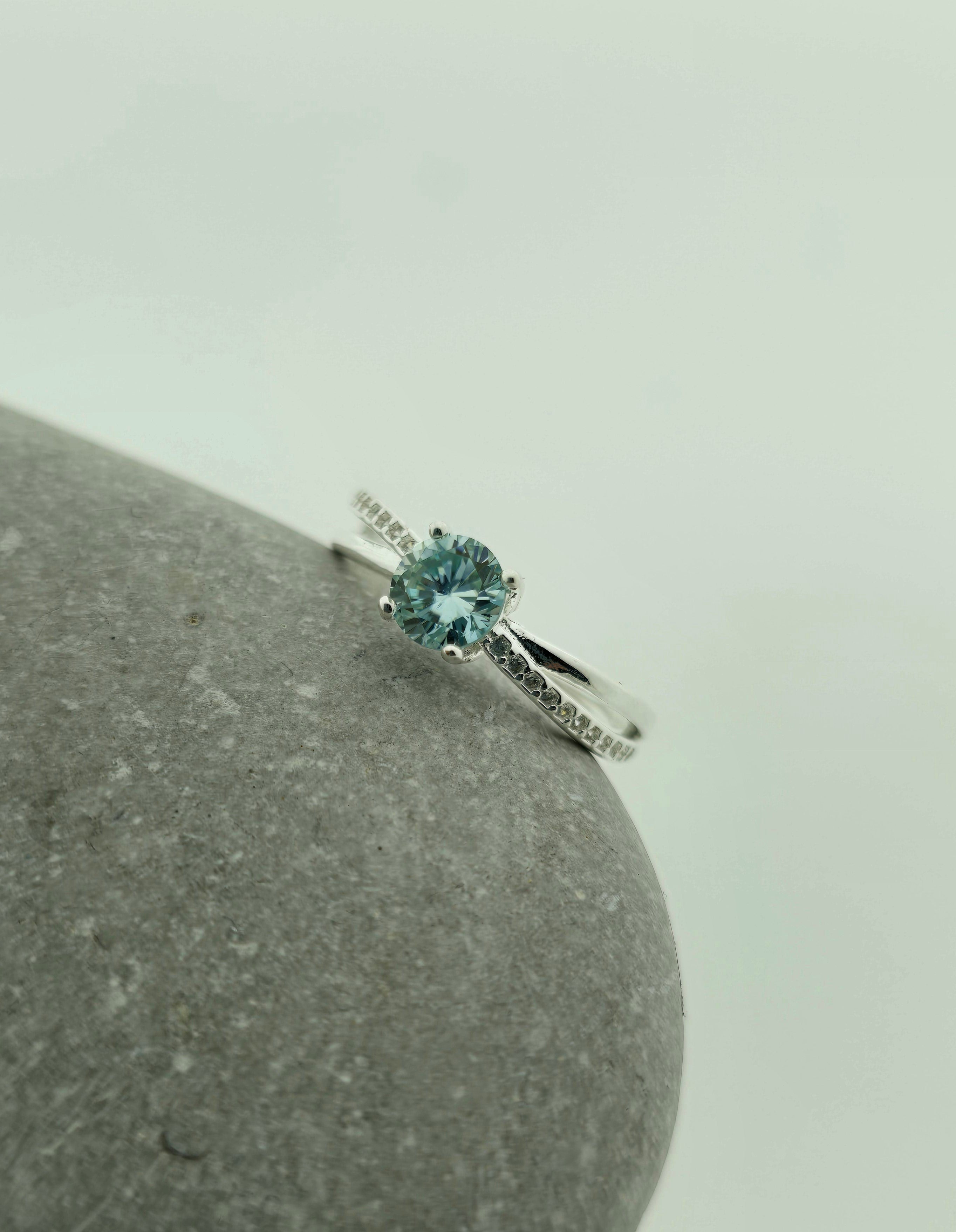 Handgemaakte zilveren moissanite ring