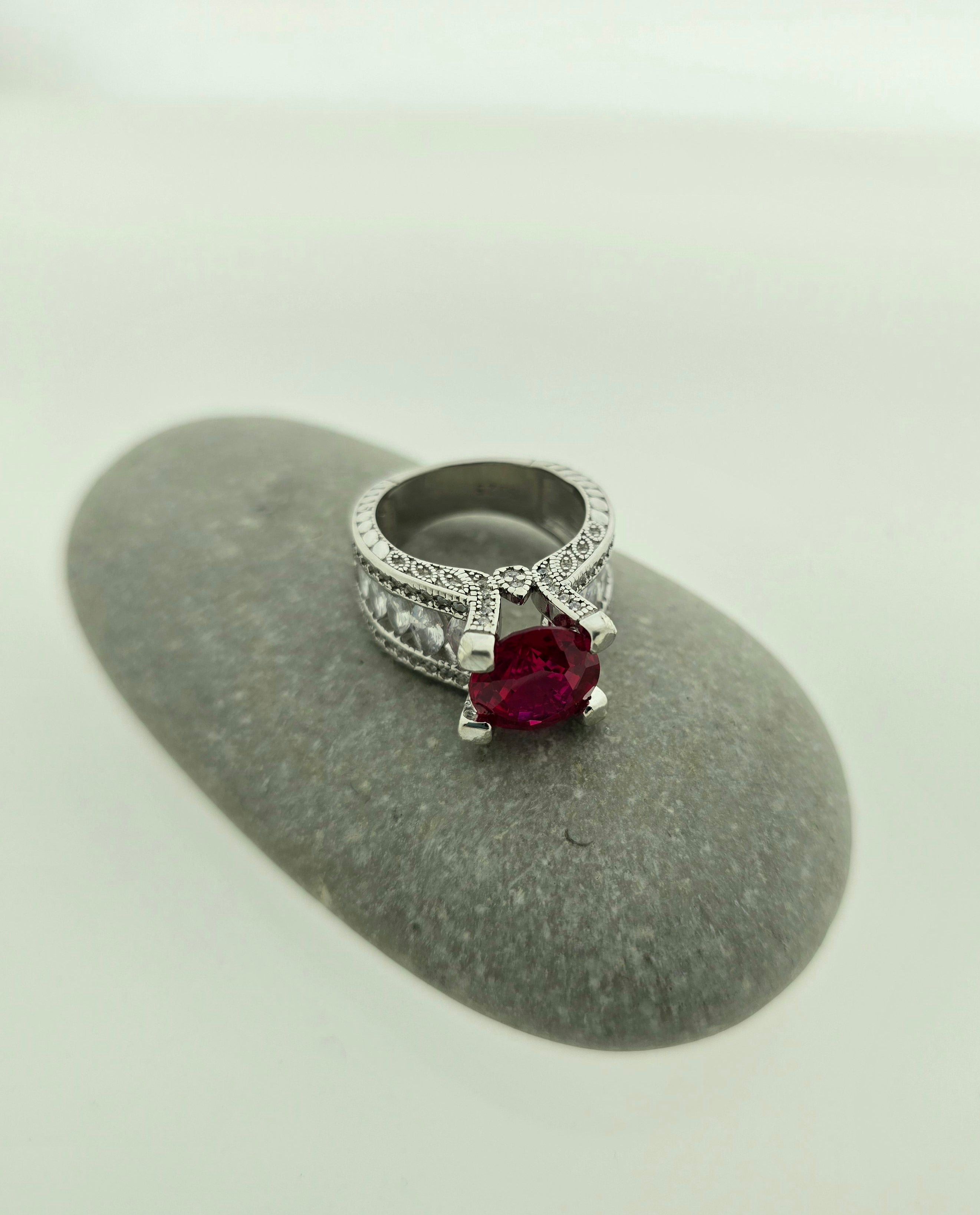 Handgemaakte zilveren ruby ring