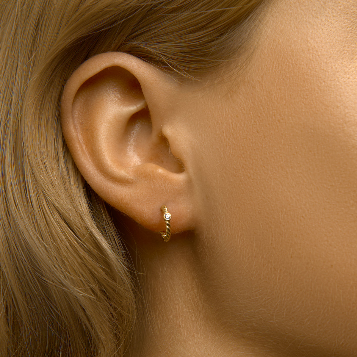 Stekeroorringen gedraaid zirkonia zilver verguld (geel)