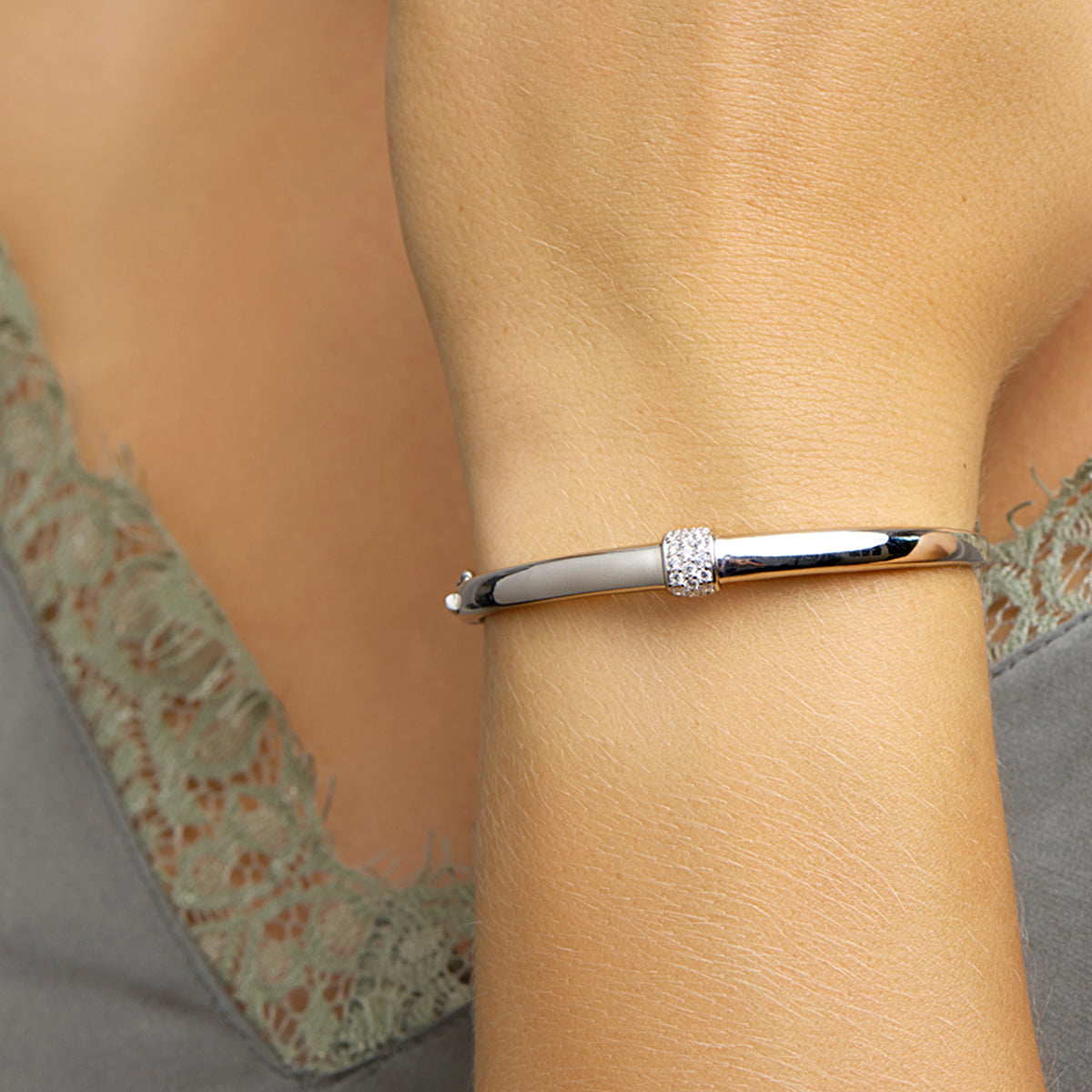 bangle scharnier zirkonia 7,5 x 60 mm zilver gerhodineerd
