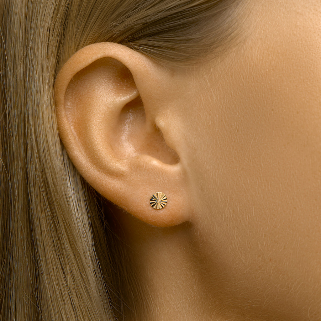 oorknoppen rond gediamanteerd 14K geelgoud