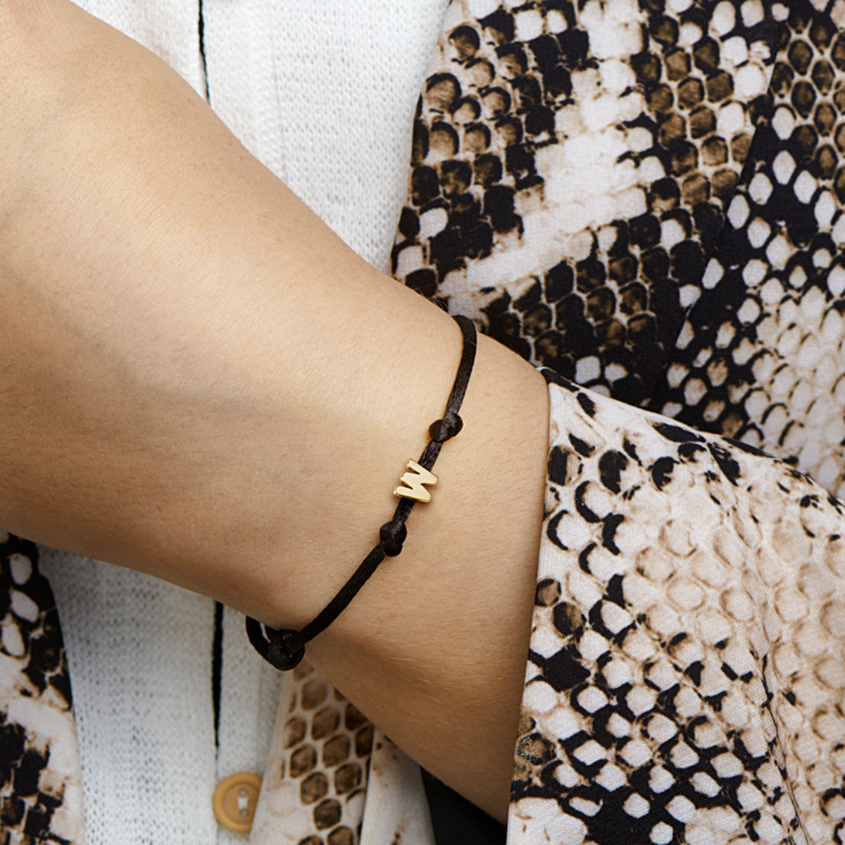Armband Satin schwarz Buchstabe 13 - 26 cm 14K Gold mit Gummi/Nylon/Leder