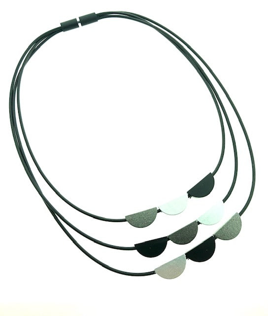 Tjongejonge collier drie strengen