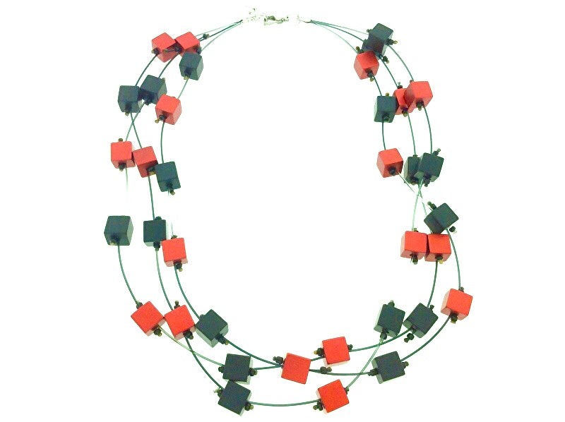 Handgemaak collier met vierkante blokjes op nylon