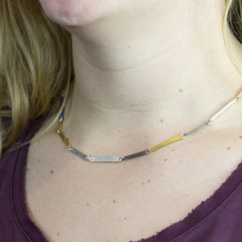 Collier met drie kleuren staafjes