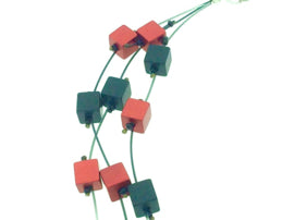 Handgemaak collier met vierkante blokjes op nylon