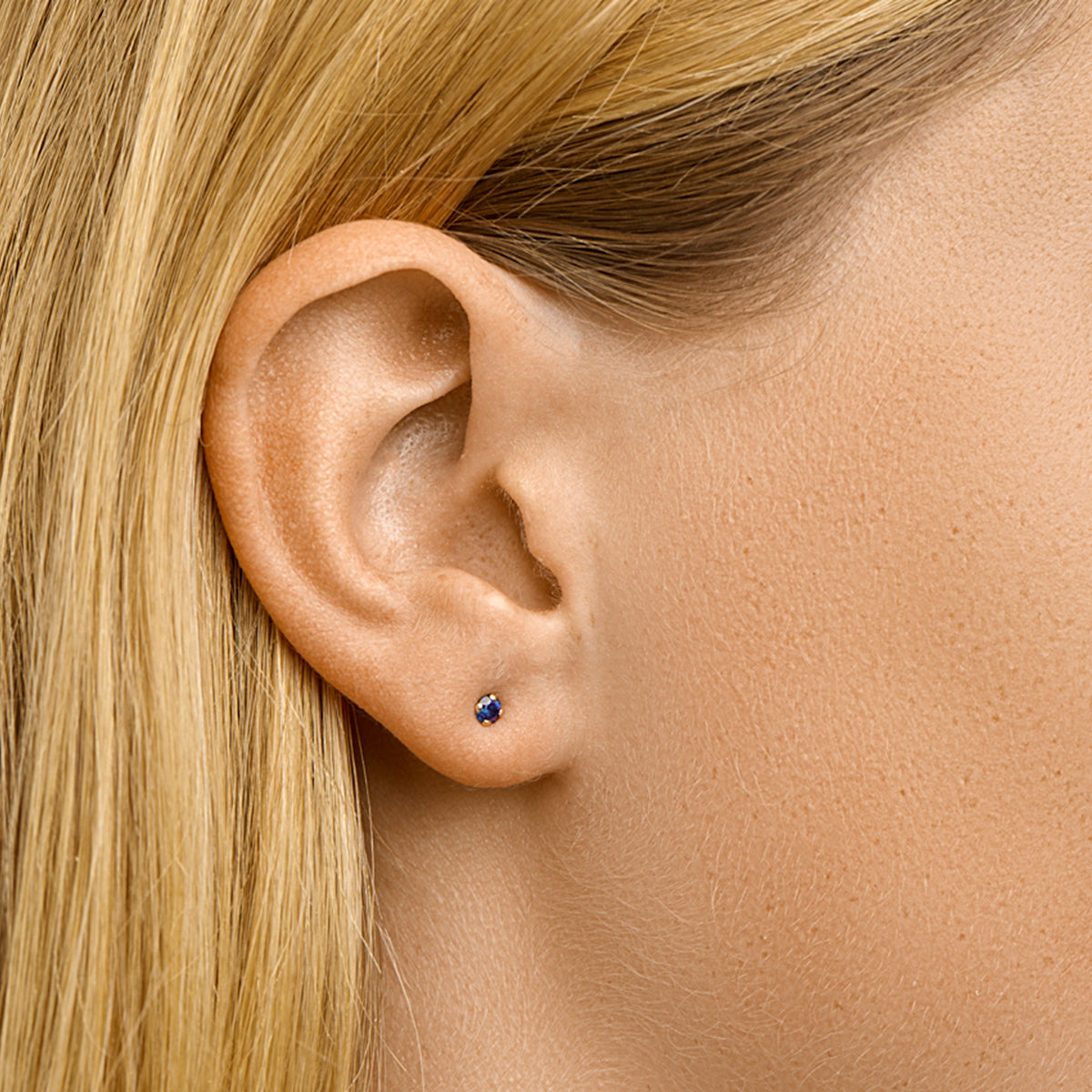 Oorknoppen saffier 14k geelgoud