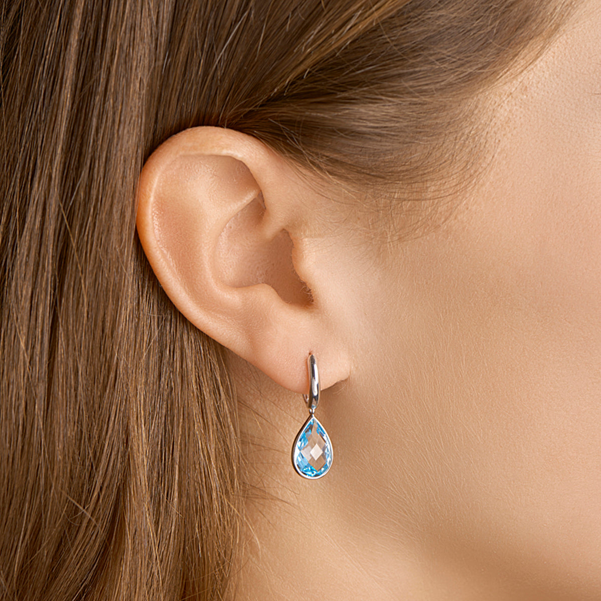 Klapoorringen blauw topaas 14k witgoud