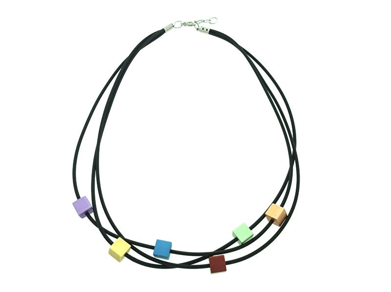 Handgemaakt Multi collier met vierkante blokjes op rubber