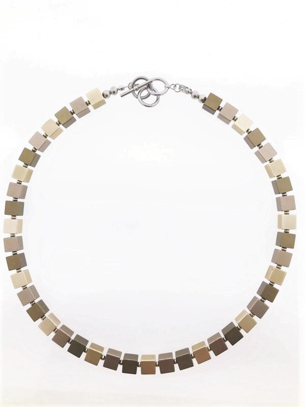 Handgemaakt collier geblokt