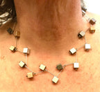 Handgemaakt collier zandkleuren vierkante blokjes