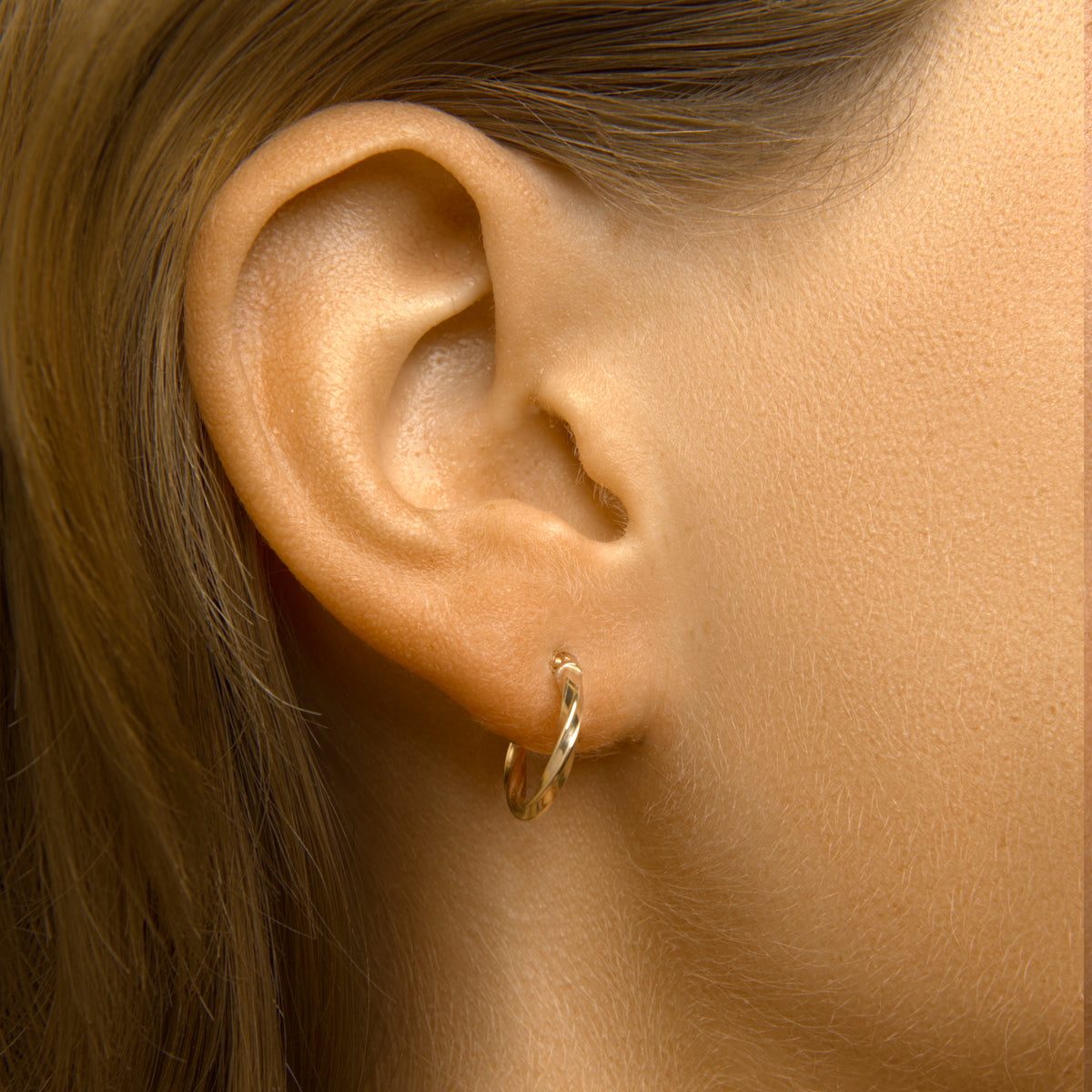 Oorringen gedraaide buis 2,0 mm zilgold (geelgoud met zilverkern)