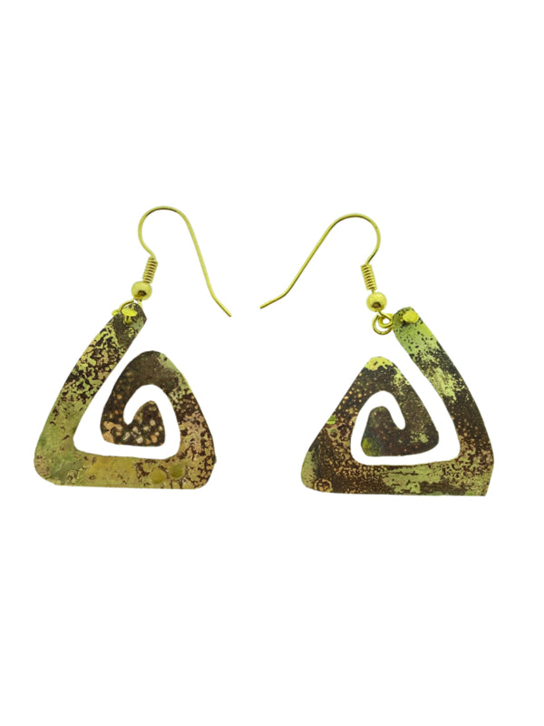 gepatineerd messing hang oorbellen: driehoek spiraal