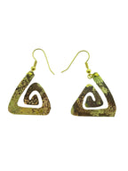 gepatineerd messing hang oorbellen: driehoek spiraal