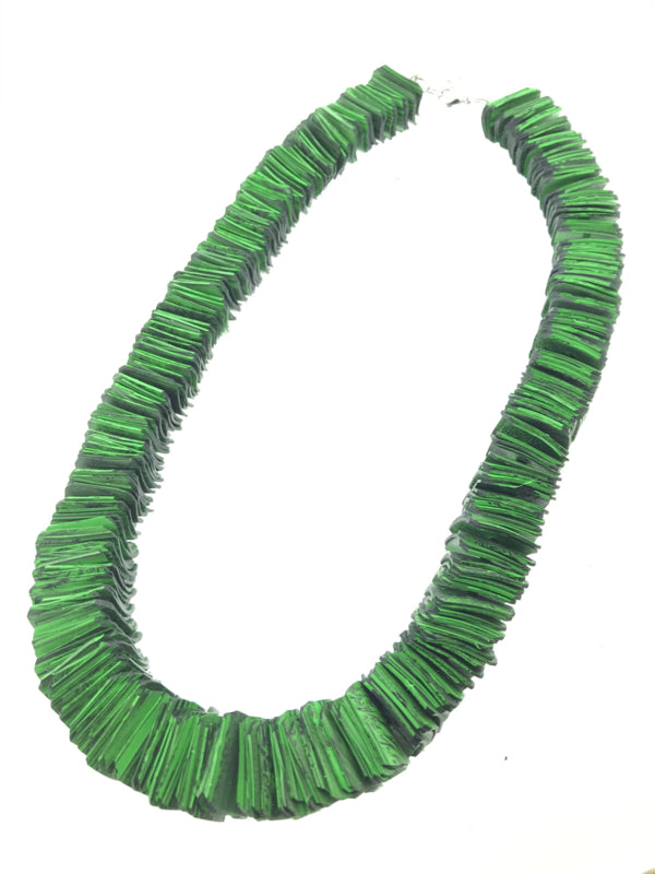 Handgemaakte collier rubber vierkantjes