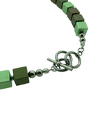 collier: groene blokjes