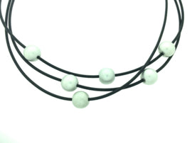 Handgemaakt collier rondjes op rubber