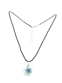 Hanger van kunsthars bloem klein lichtblauw