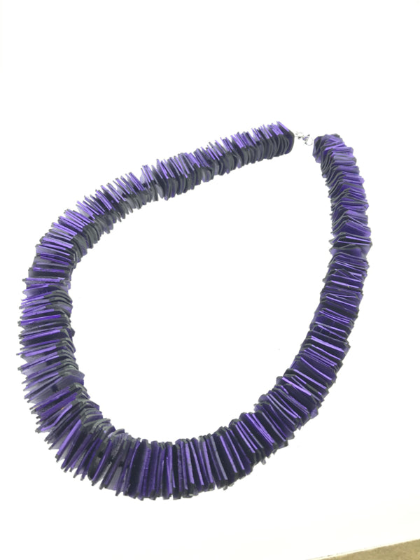 Handgemaakte collier rubber vierkantjes