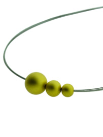 collier met gele bolletjes