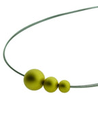 collier met gele bolletjes