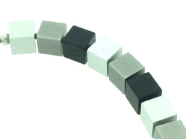 Handgemaakt collier vierkante blokjes