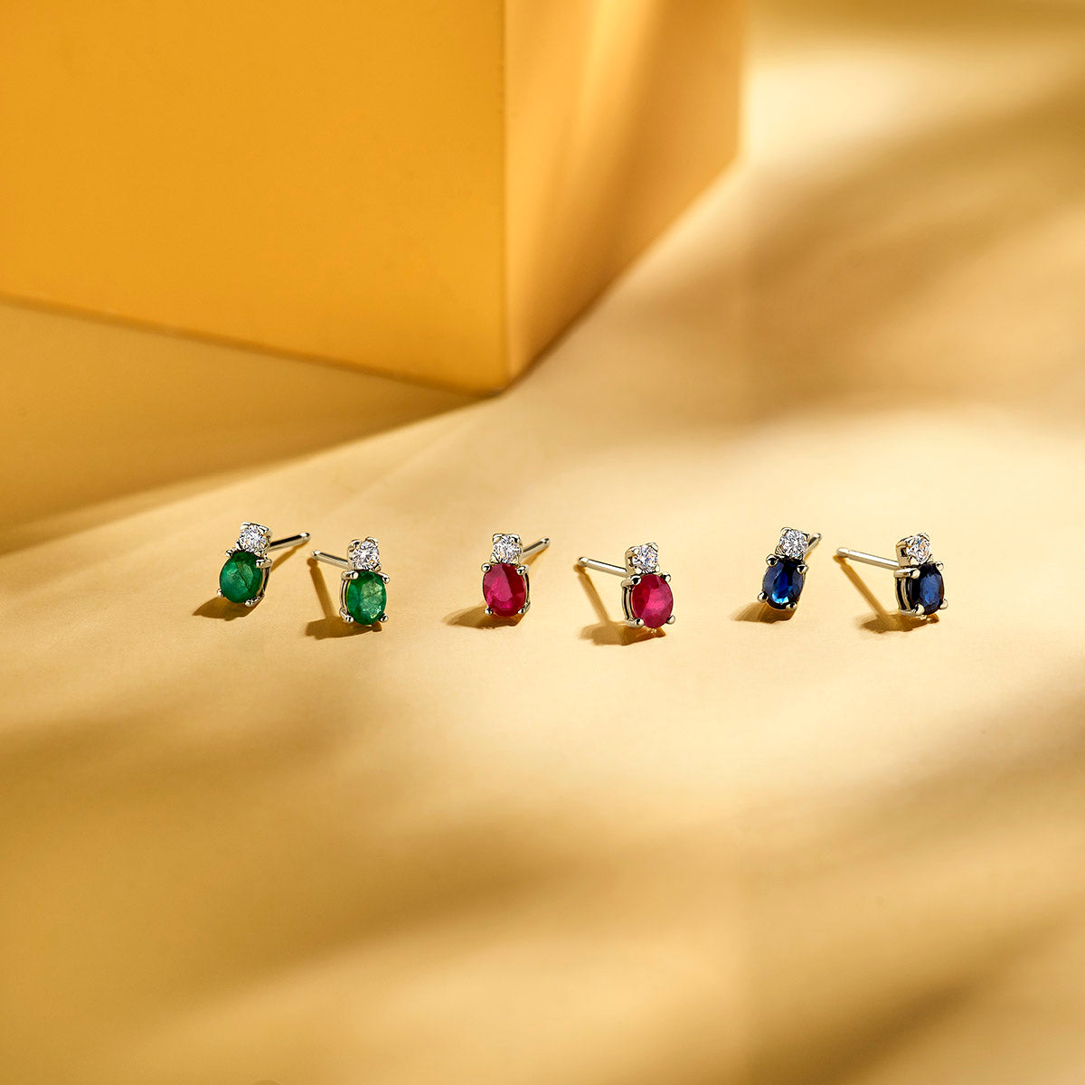 oorknoppen smaragd en zirkonia 6 mm 14K geelgoud