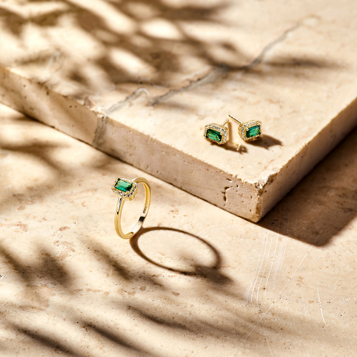 oorknoppen groen en wit zirkonia halo 14K geelgoud