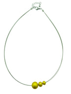 collier met gele bolletjes