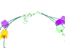 Handgemaak collier met vierkante blokjes op nylon