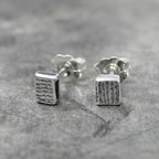 Zilveren oorstekers met streepjesstructuur