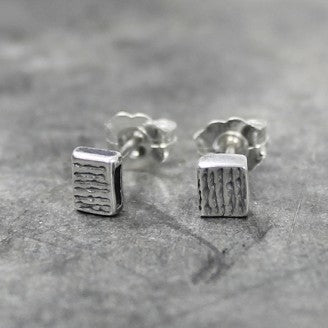 Zilveren oorstekers met streepjesstructuur