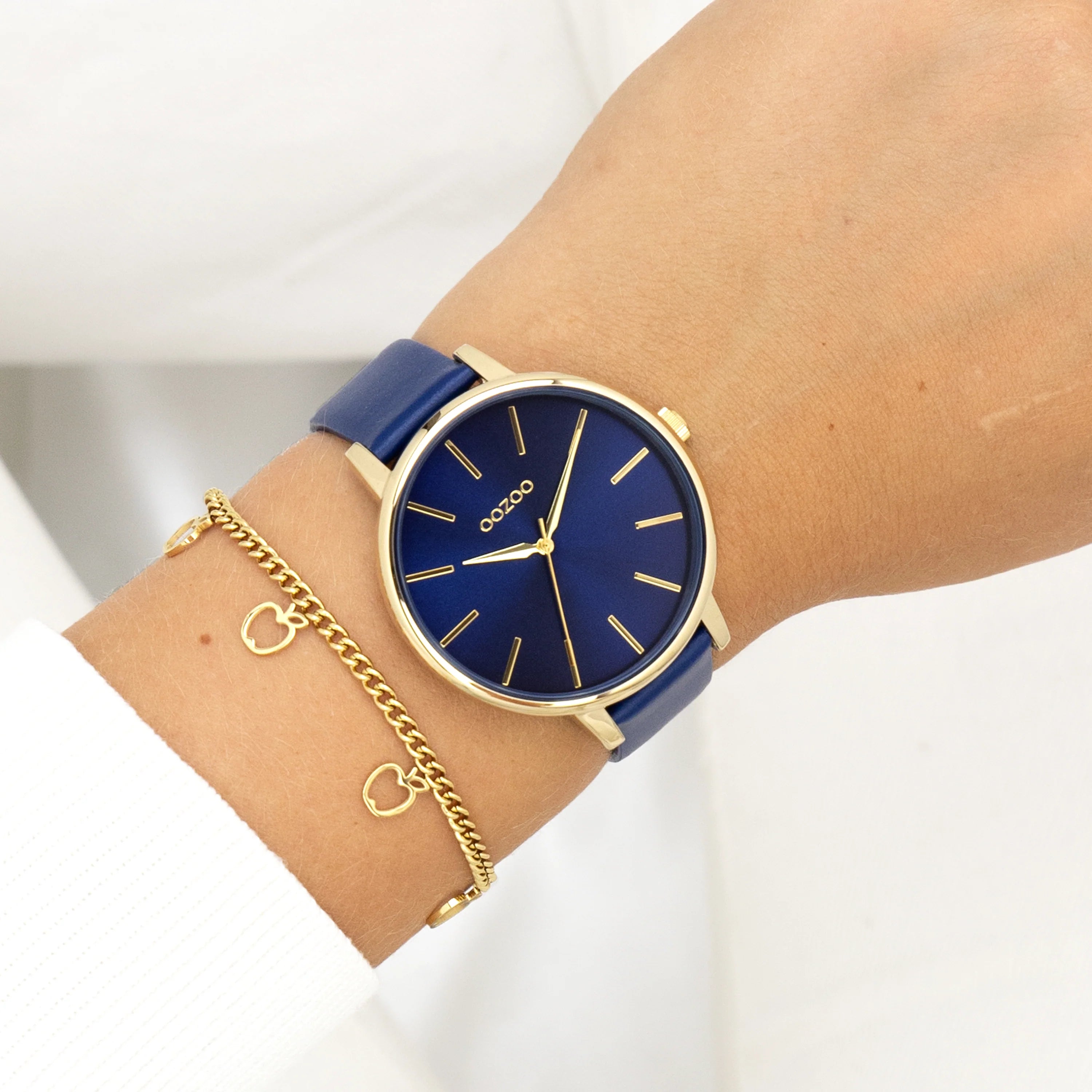 Horloge met donker blauwe leren band