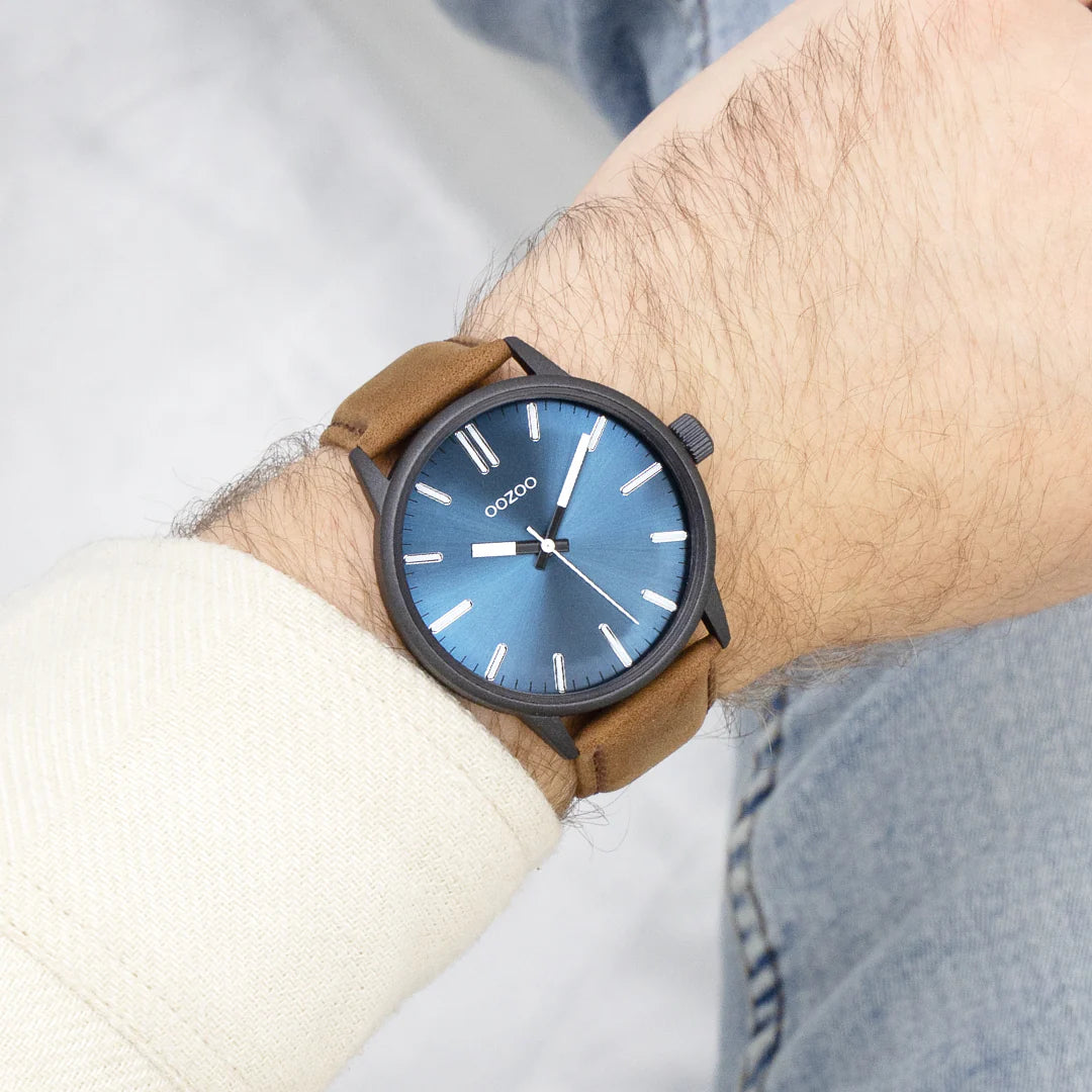 Zwarte horloge met bruine leren band